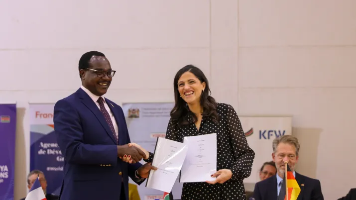 La Ministre déléguée chargée de la Francophonie, des Partenariats internationaux et des Français de l’étranger, et le Secrétaire de Cabinet kényan à l’Éducation, l’Hon. Julius Ogamba, EBS, lors du lancement officiel du projet de digitalisation de l'EFTP