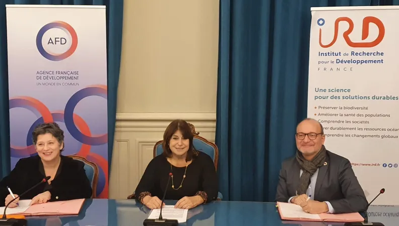 Valérie Verdier, Présidente-directrice générale de l’IRD et Rémy Rioux, Directeur général de l’AFD signent la convention cadre renouvelant leur partenariat, à la Mairie de Marseille le 13 février 2024, en présence de Michèle Rubirola, Première adjointe au Maire de Marseille.