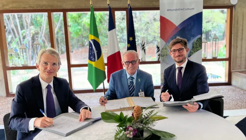 Embaixador da França no Brasil Emmanuel Lenain-Prefeito de João Pessoa Cícero Lucena-Diretor AFD Leo Gaborit 