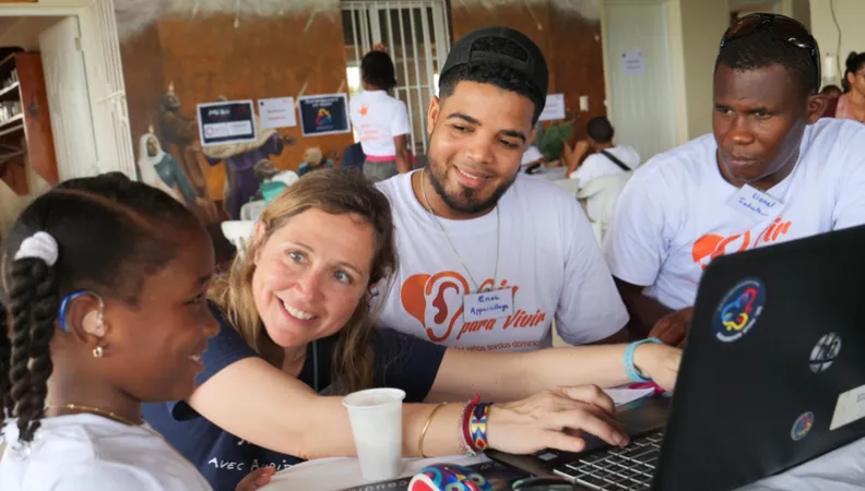 Le projet porté par AuditionSolidarité a pour objectif de sortir de l’exclusion les enfants sourds et malentendants en les appareillant et en leur donnant accès à des services de suivi et d’accompagnement adéquats visant leur autonomie au sein de la société.